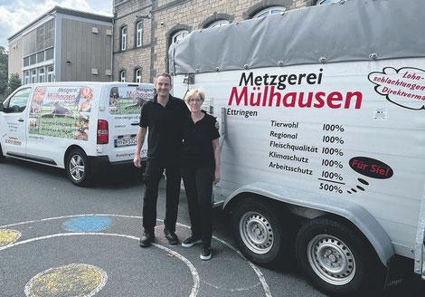 Thomas und Nadine Mülhausen vor dem Metzgerei Mülhausen Schlachtanhänger